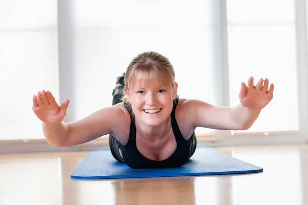 Glückliches Junges Mädchen Macht Sport Ihren Rücken Stärken — Stockfoto