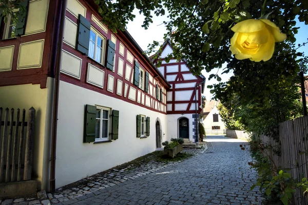 夏にドイツの町Noerdlingenの有名な観光スポット — ストック写真