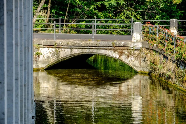 Γέφυρα Στο Koenigsbronn Στο Παρασκήνιο — Φωτογραφία Αρχείου