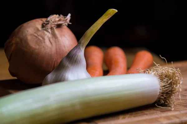 Onion Leek Garlic Carrots Table Kitchen Dark Background — Stock Photo, Image