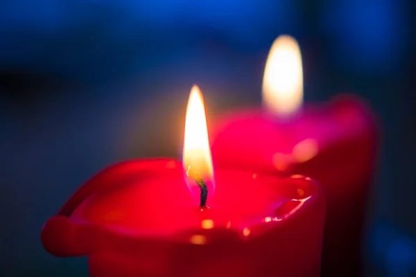 Afbeelding Van Twee Rode Brandende Kaarsen Een Tafel — Stockfoto