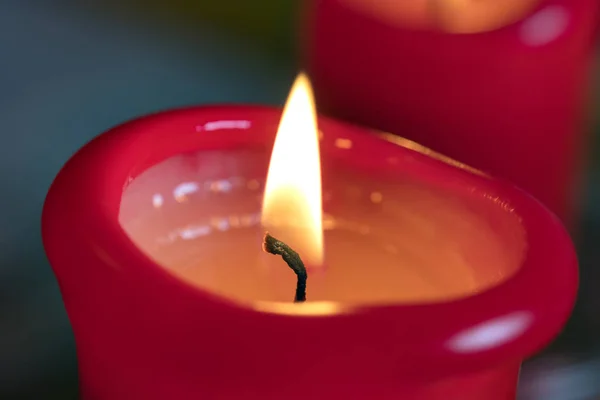 テーブルの上の二つの赤い燃焼キャンドルのイメージ — ストック写真
