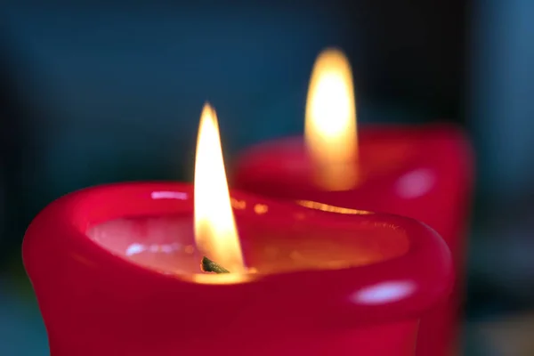 Afbeelding Van Twee Rode Brandende Kaarsen Een Tafel — Stockfoto