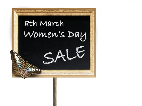 金色のフレームとテキストと黒の黒板8 3月女性の日の販売と蝶 — ストック写真