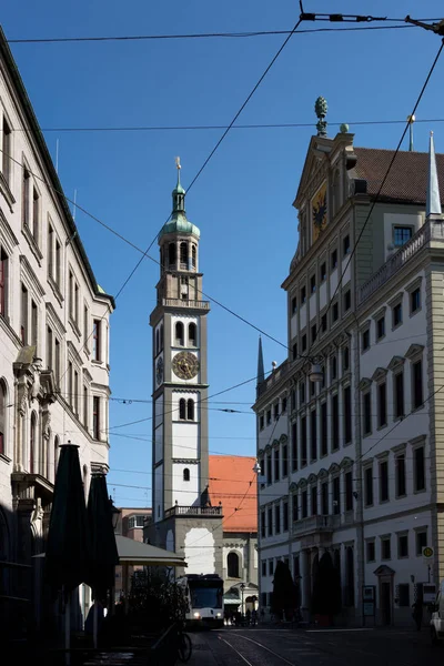 Widok Wieżę Piotra Ratusza Błękitnym Niebem Mieście Augsburg Bawaria Niemcy — Zdjęcie stockowe