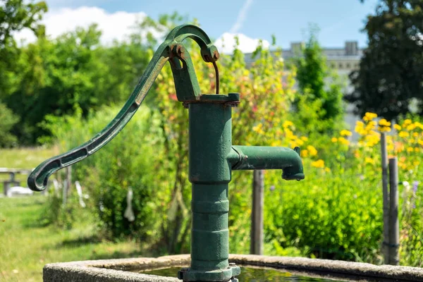 Handmatige Waterpomp Klenze Park Ingolstadt Duitsland Zomer — Stockfoto