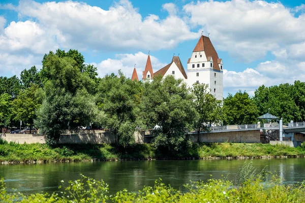 夏のドイツ インゴルシュタットの城とドナウ川の銀行のイメージ — ストック写真