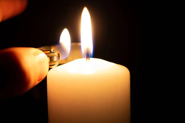 在燃着的打火机旁边燃着的蜡烛 — 图库照片