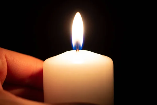 Sosteniendo Una Gran Vela Ardiente Blanca Mano — Foto de Stock