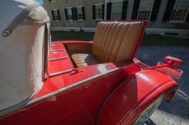 Vintage kırmızı araba beyaz Rumble koltuk