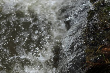 pürüzsüz nehir kayaların üzerinden yüzen bırakır