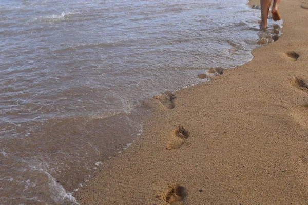 Voetafdrukken op het zandstrand — Stockfoto