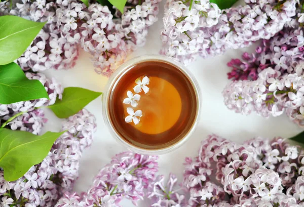 Чашка Горячего Чая Лиловыми Цветами — стоковое фото