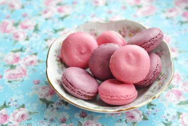  tatlı macarons çiçek arka plan ile plaka üzerinde