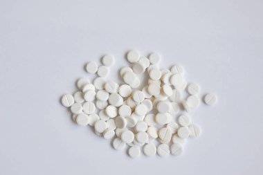 birçok beyaz hap ve tabletler