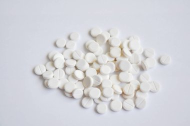 birçok beyaz hap ve tabletler
