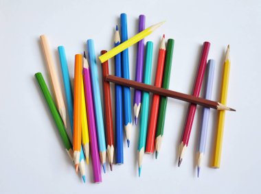 parlak kalemler farklı renkler