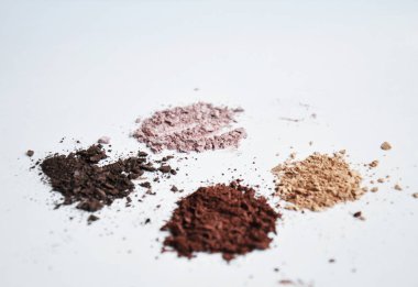 Beyaz arka plan üzerinde kaptırdın yığınları farklı renkler 