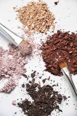 Beyaz arka planda fırçalar ile kaptırdın yığınları farklı renkler 