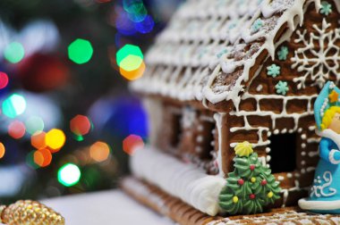 Noel kurabiye evi parlak bokeh arka plan ile