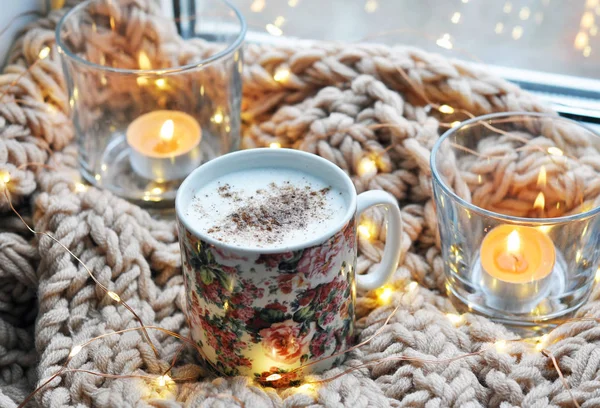 Cappuccino Chaud Avec Des Bougies Des Lumières Fond Tricoté — Photo