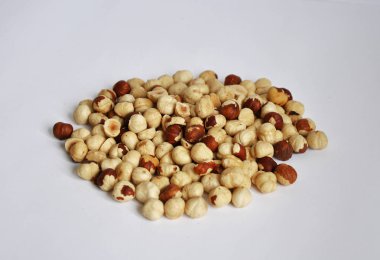 Fındıklar beyaz arkaplanda izole