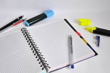 defter ve kalem beyaz zemin üzerine