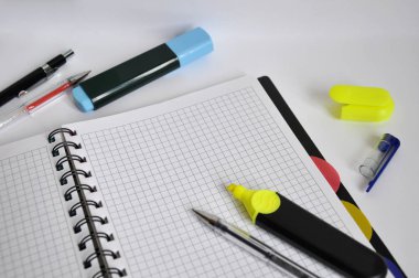 defter ve kalem beyaz zemin üzerine