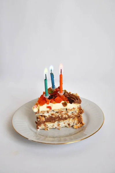 Geburtstagstorte Mit Kerzen Auf Weißem Hintergrund — Stockfoto