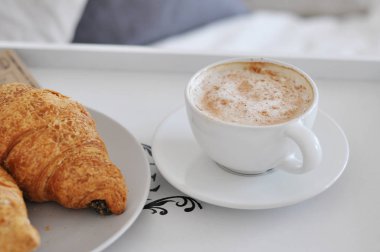 fincan kahve ve kruvasan