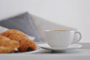 fincan kahve ve kruvasan