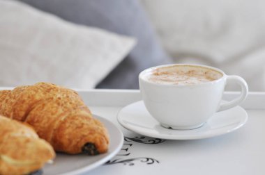 fincan kahve ve kruvasan