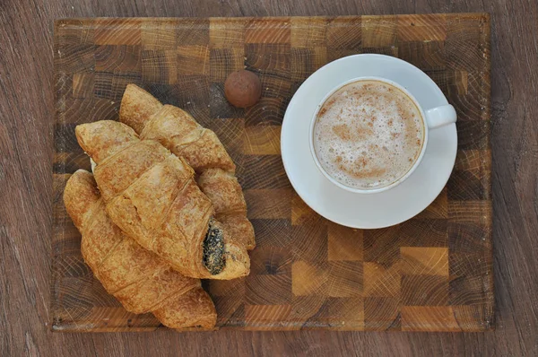 Xícara Café Croissants Mesa Madeira — Fotografia de Stock