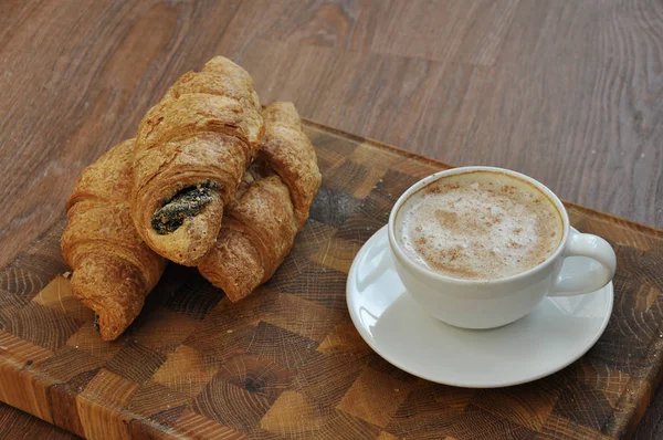 Xícara Café Croissants Mesa Madeira — Fotografia de Stock