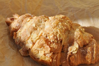 Taze pişmiş bademli kruvasan.