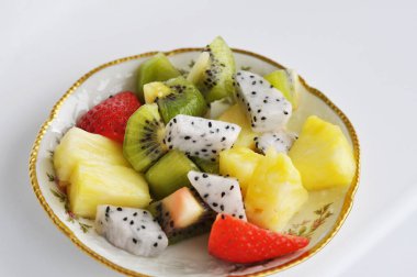 Bir kasede taze renkli meyve salatası