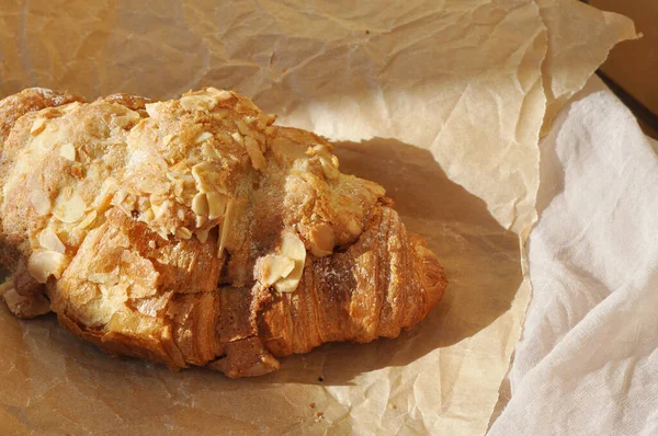 Croissant Amêndoa Saboroso Cozido Forno Fresco — Fotografia de Stock