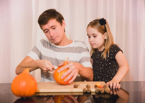 Счастливого Хэллоуина Дочь Отец Вырезают Тыкву Хэллоуин Дома — стоковое фото