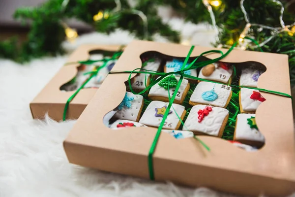 Ev yapımı kurabiye Noel çerezleri varış takvimi hediye kutuları içinde beyaz arka plan üzerinde. Yakın çekim