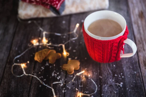 Manos Mujer Sosteniendo Café Navidad Taza Rojo Con Vapor Galletas — Foto de Stock