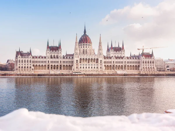 Hungarian Parliament Building Winter Snow Lies River Bank Budapest Hungary — Stock Photo, Image