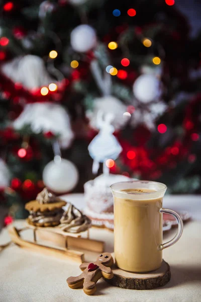 Nahaufnahme Becher Mit Kaffee Und Milch Auf Einem Holztisch Lebkuchen — Stockfoto