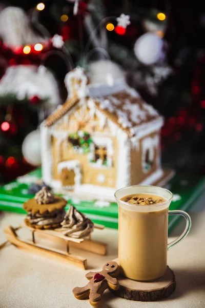 Nahaufnahme Becher Mit Kaffee Und Milch Auf Einem Holztisch Lebkuchen — Stockfoto