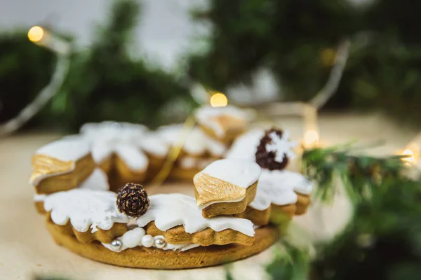 Adventskranz Mit Plätzchen Neujahrsgeschenk Der Lebkuchen Weihnachtsbaum Mit Lichtern Geschmückt — Stockfoto