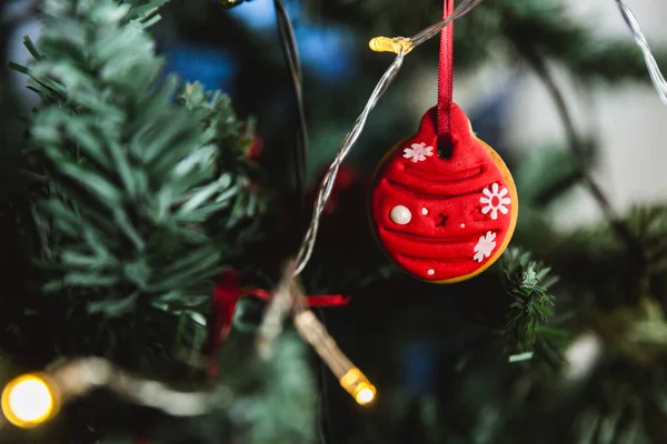 Handbemalte Lebkuchen Rote Kugel Auf Weihnachtsbaum Nahaufnahme Postkarte — Stockfoto