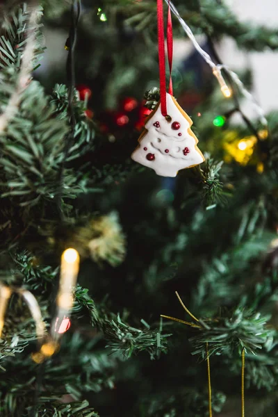 Handbemalter Weißer Lebkuchenbaum Weihnachtsbaum Nahaufnahme Postkarte — Stockfoto
