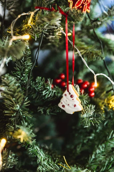 Handbemalter Weißer Lebkuchenbaum Weihnachtsbaum Nahaufnahme Postkarte — Stockfoto