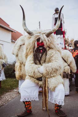 Mohacs, Macaristan - 11 Şubat 2018: Katılımcılar Mohacsi Busojaras, kimliği belirsiz kişi maske, bir karnaval için bahar selamlar. Somut olmayan kültürel miras UNESCO insanlığın. 11 Şubat 2018 Mohacs, Macaristan