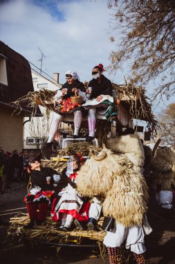 Mohacs, Macaristan - 11 Şubat 2018: Katılımcılar Mohacsi Busojaras, kimliği belirsiz kişi maske, bir karnaval için bahar selamlar. Somut olmayan kültürel miras UNESCO insanlığın. 11 Şubat 2018 Mohacs, Macaristan