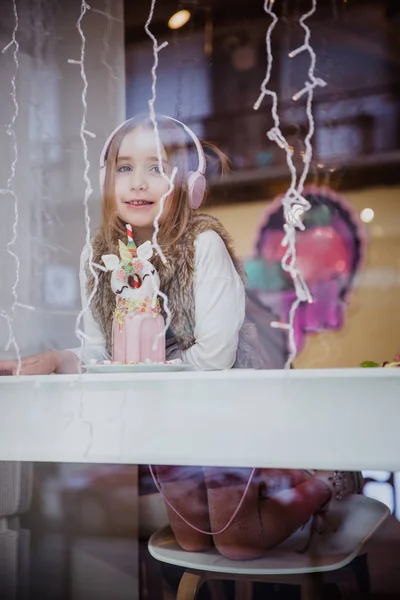 Симпатичная Счастливая Девушка Модной Одежде Пьет Розовый Молочный Коктейль Трубки — стоковое фото